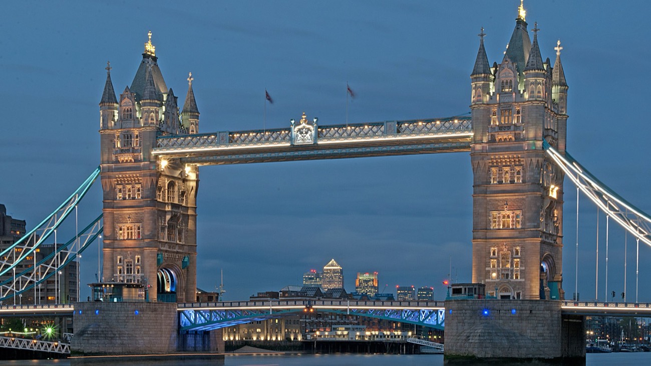 Tower Bridge over the Thames at dusk with Canary Wharf in the background, London — learn Mandarin online from London with WillyChina