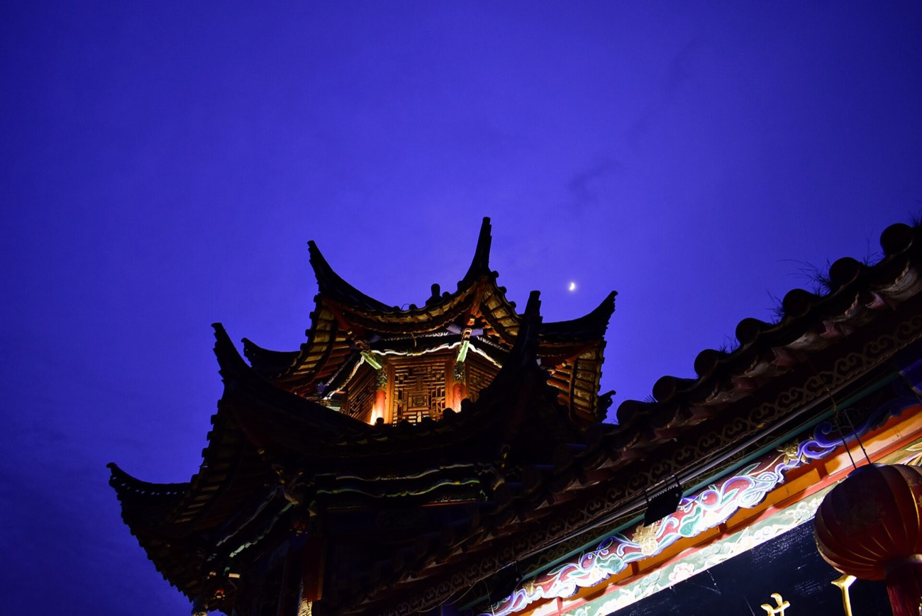 Cuihu (Green Lake) Park in central Kunming with traditional pavilions and willows, Yunnan