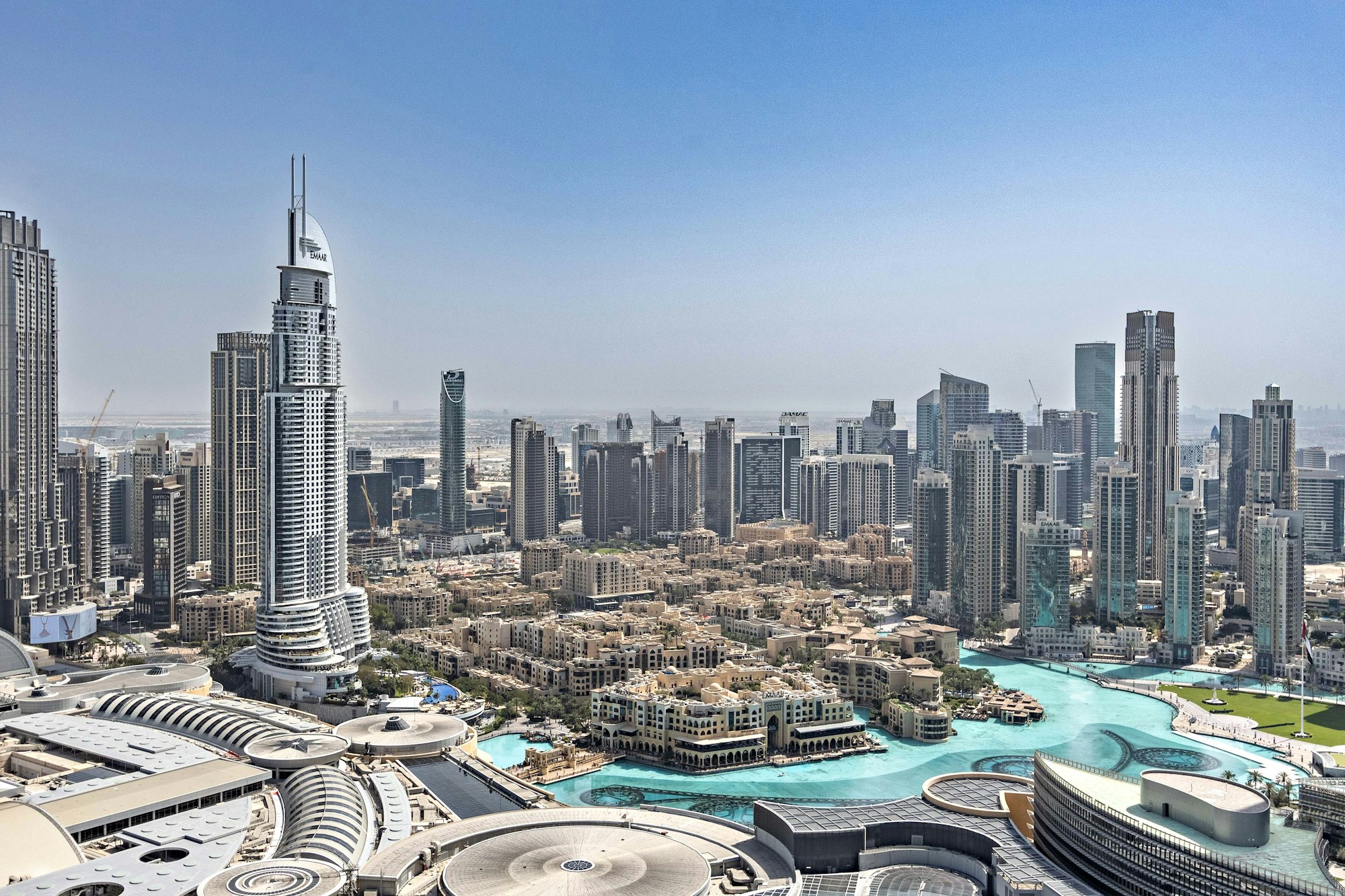 Aerial view of a UAE city with water running through it — online Mandarin lessons from the UAE with WillyChina